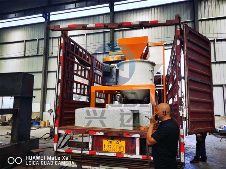 陕西客户年产5万吨免烘干颗粒生产线 第一车 发货现场