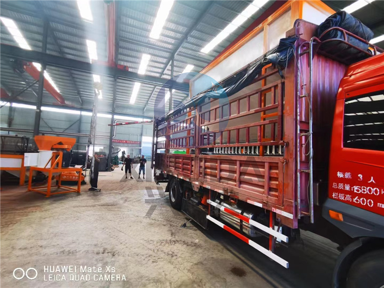 陕西客户年产5万吨免烘干颗粒生产线 第一车 发货现场
