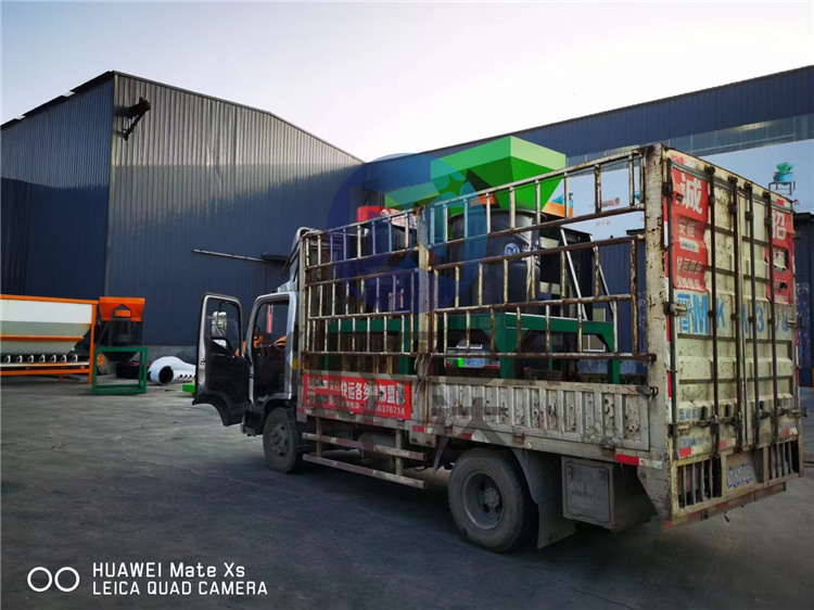 2台80型有机肥立式半湿物料粉碎机装车发货