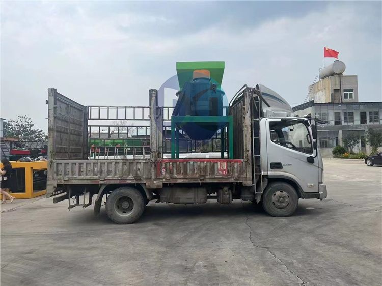 客户定制1200型有机肥立式粉碎机 装车发货