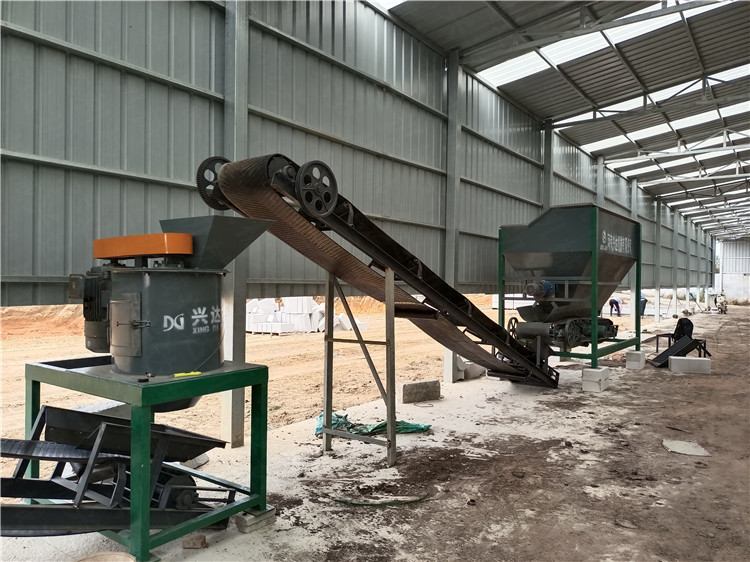 粉剂有机肥生产线上料试机，客户肥料加工现场