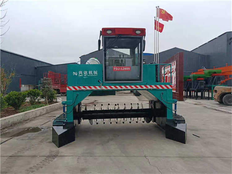 菜叶羊粪有机肥发酵腐熟设备履带翻抛机，无槽堆肥