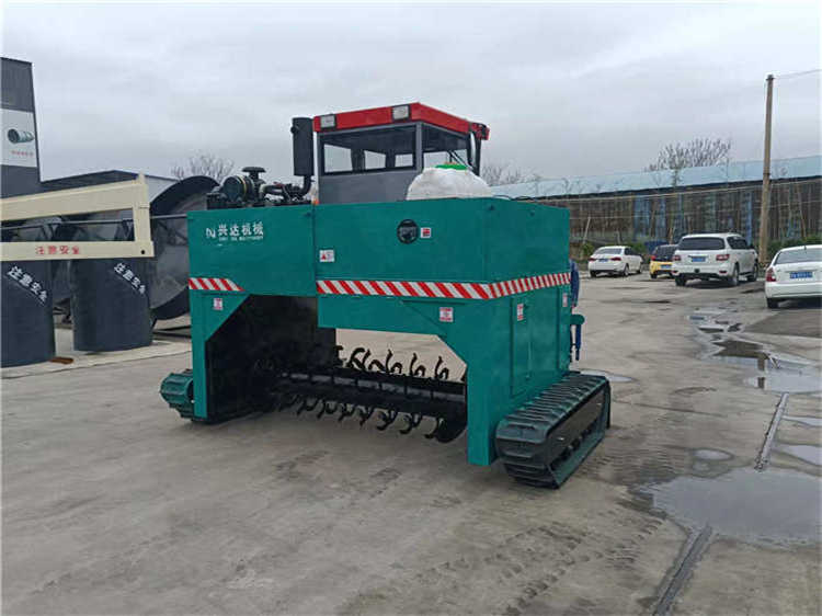 牛粪履带翻堆机，物料快速完成翻抛除臭好氧发酵过程