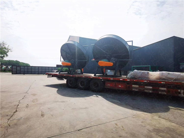 两台有机肥圆盘造粒机装车发货现场