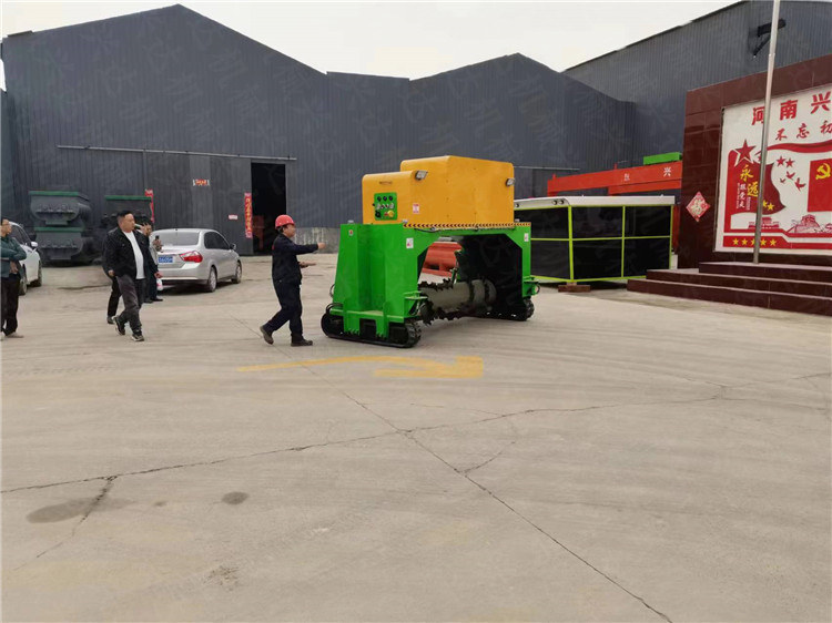 牛粪羊粪粪污堆肥发酵设备，有机肥设备履带翻抛机，远程操控堆肥设备