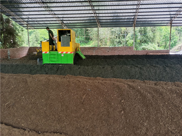 新型无人驾驶履带翻抛机，无槽堆肥有机肥设备，羊粪猪粪条垛式快速翻堆发酵设备