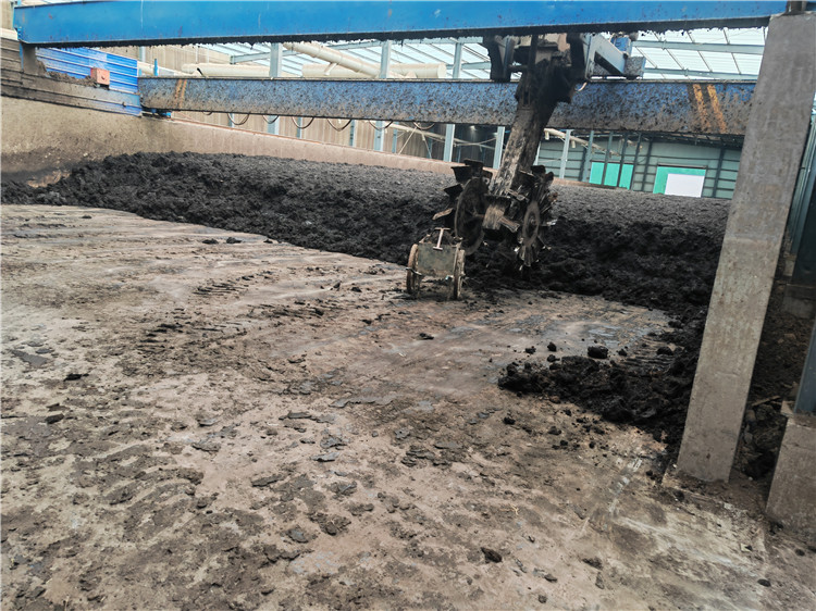 有机废弃物的发酵翻堆轮盘翻抛机，液压升降大跨度羊粪堆肥机，槽内发酵腐熟设备