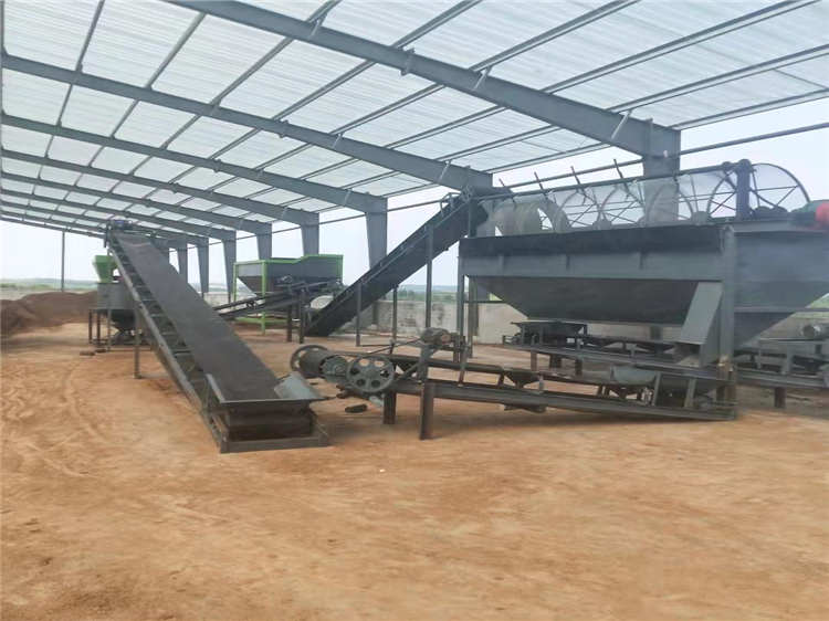 菌菇渣羊粪年产3万吨有机肥生产线设备使用现场