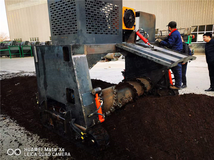 小型牛粪有机肥生产线设备 远程操控履带翻抛机 客户试机现场