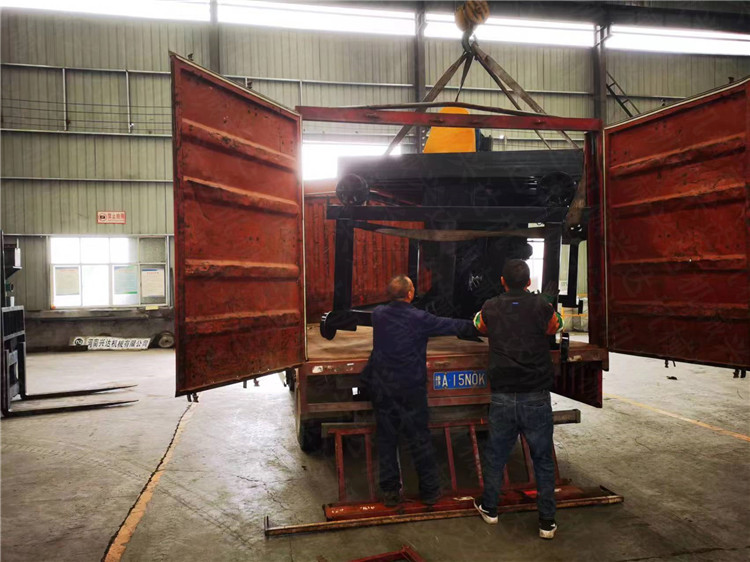 山东客户处理猪粪定制3米槽式翻抛机发货现场