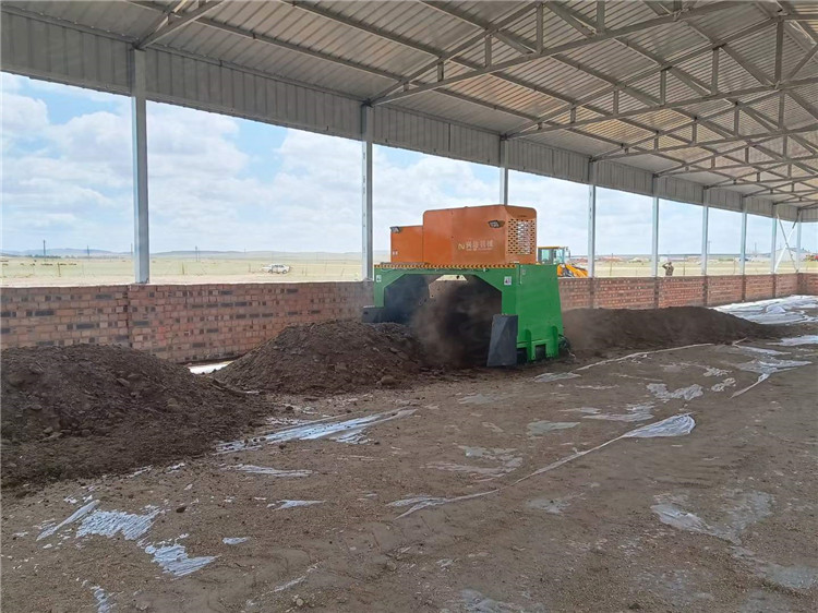 小型鸡粪有机肥生产线配套设备 养殖场履带式翻抛机 地面堆肥翻耙机