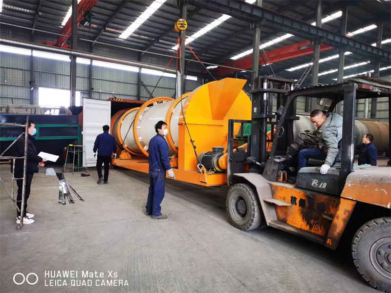 为客户设计有机肥设备复混肥造粒机正在装车