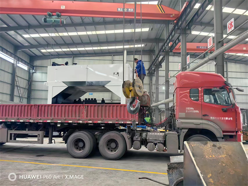 出口外贸无人驾驶翻抛设备3米宽履带翻抛机正在装车