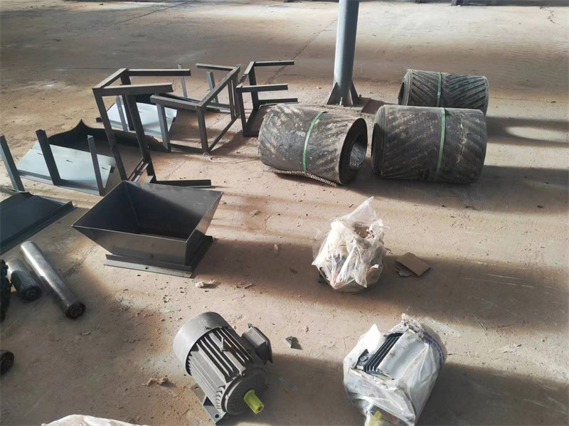 双轴搅拌机的部分配件已抵达车间有机肥设备加工进行中