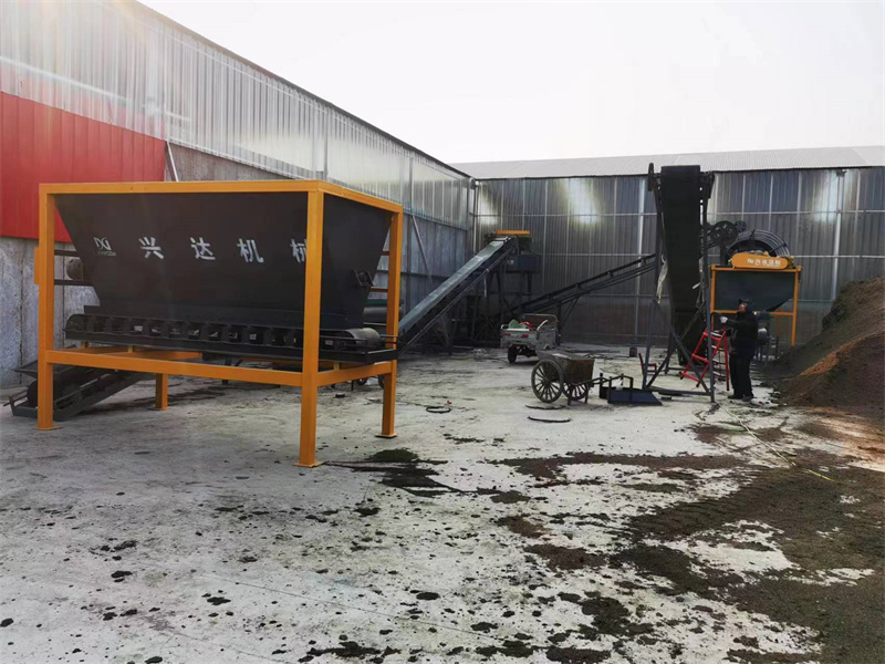 技术人员正在客户现场安装猪粪有机肥生产线设备