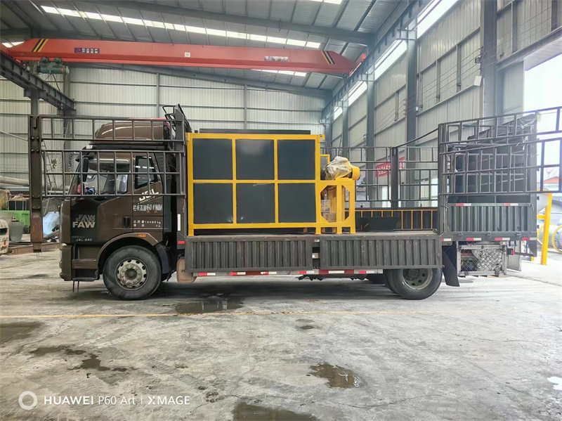 发往河北的3立方鸡粪有机肥发酵罐正在装车