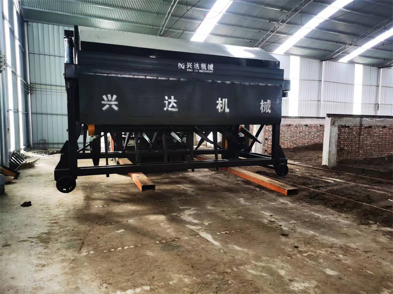 临沂客户定制的宽度为4米液压翻抛机正在安装进行中