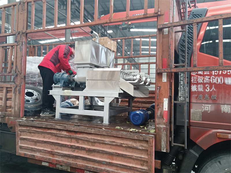 鸡粪有机肥配套设备鸡粪脱水机装车发往客户现场