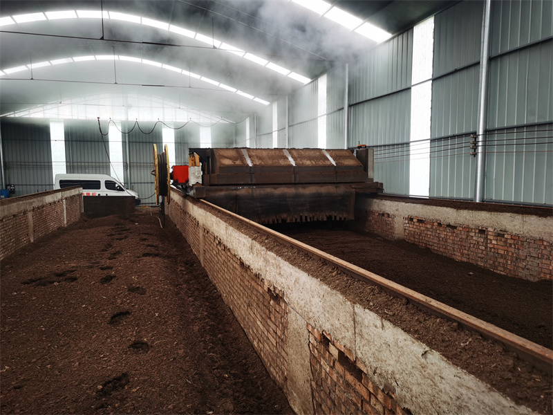 与客户一起见证4米宽液压翻抛机安装完成后的翻抛效果