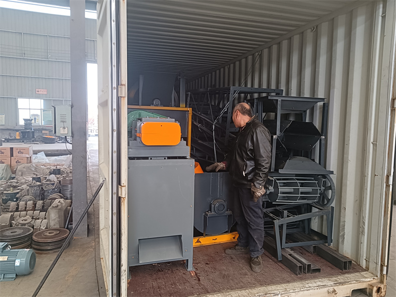 小型粉状有机肥生产线部分设备装箱发往客户现场