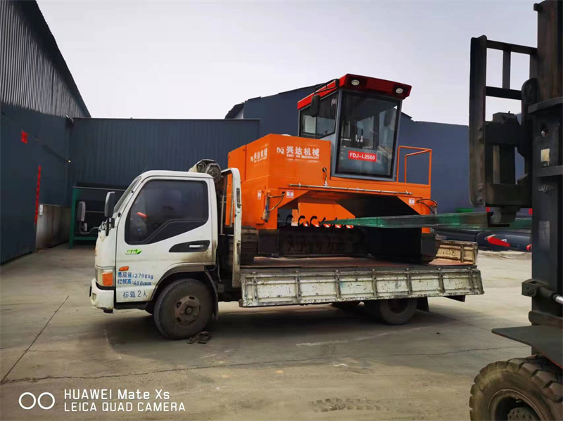 客户3米宽无人驾驶履带翻抛机装车发往客户现场