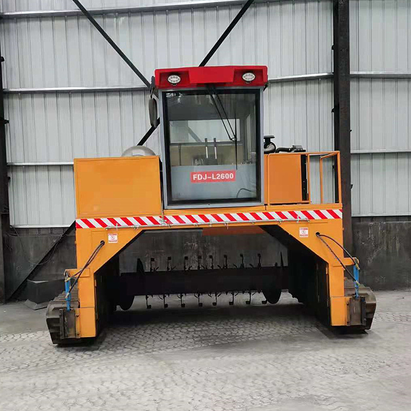 客户3米宽的有机肥翻抛设备履带翻抛机的特点