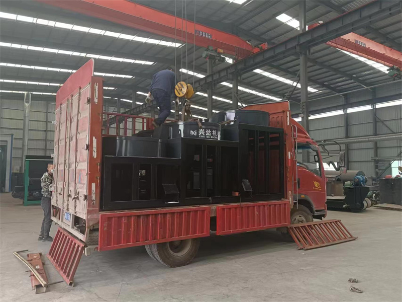 客户定制的有机肥抛圆机已加工完毕装车发货