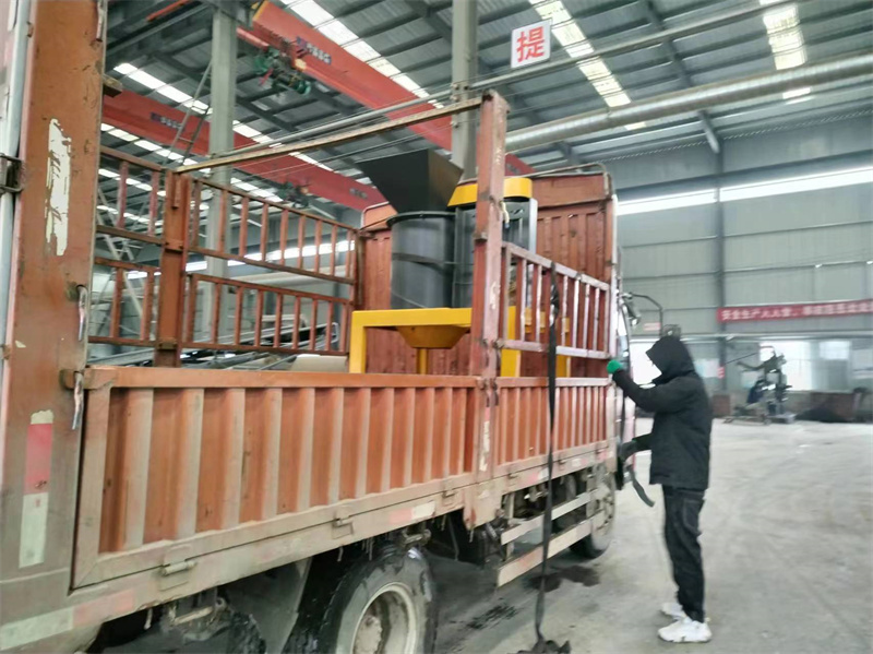 江苏徐州客户定制的60式立式粉碎机装车发货