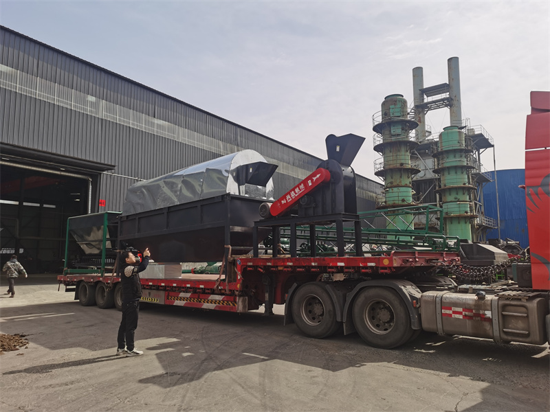 芜湖有机肥双级粉碎机装车发往客户现场