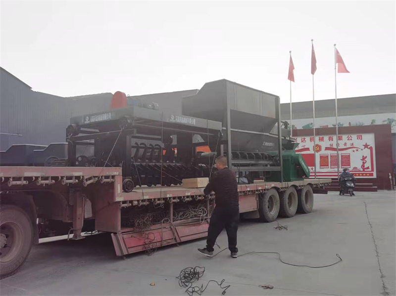 牛粪有机肥设备槽式翻抛机装车发货