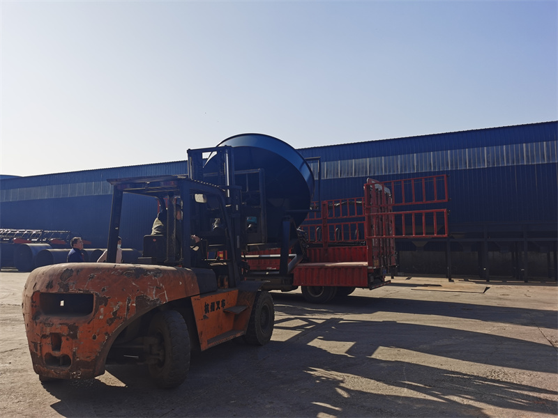 已加工完成的圆盘造粒机设备正在装车