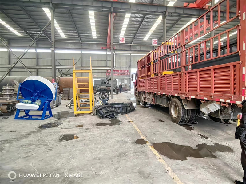 有机肥生产线部分设备圆盘造粒机准备装车