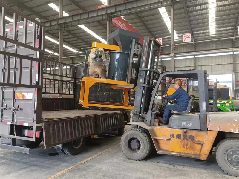 周口有机肥立式粉碎机加密刀片设备装车发往客户现场