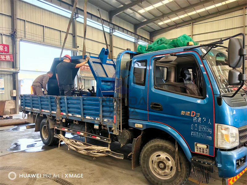 牵引式翻抛机正在装车准备发货客户现场