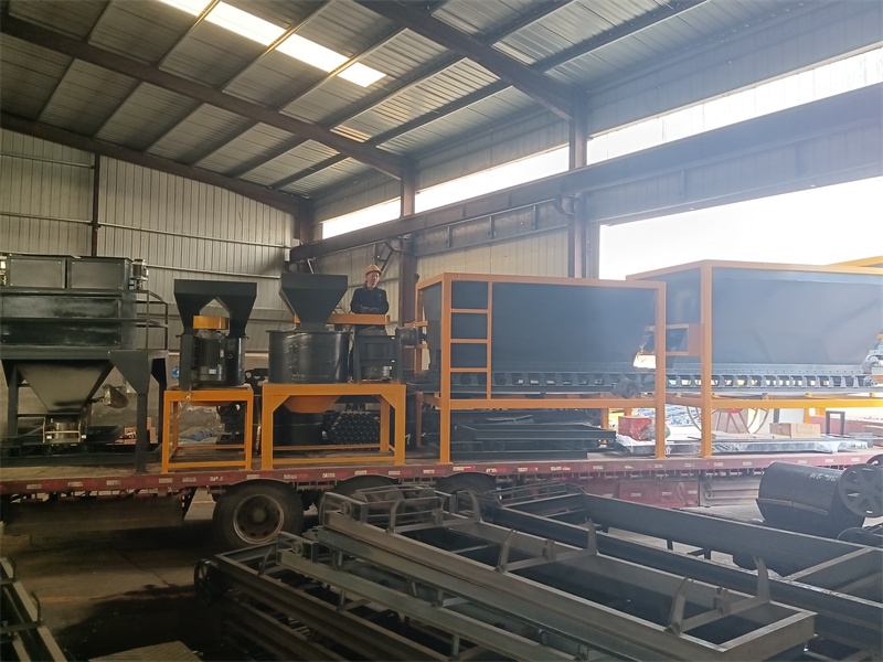 西宁年产1万吨有机肥生产线设备正在装车