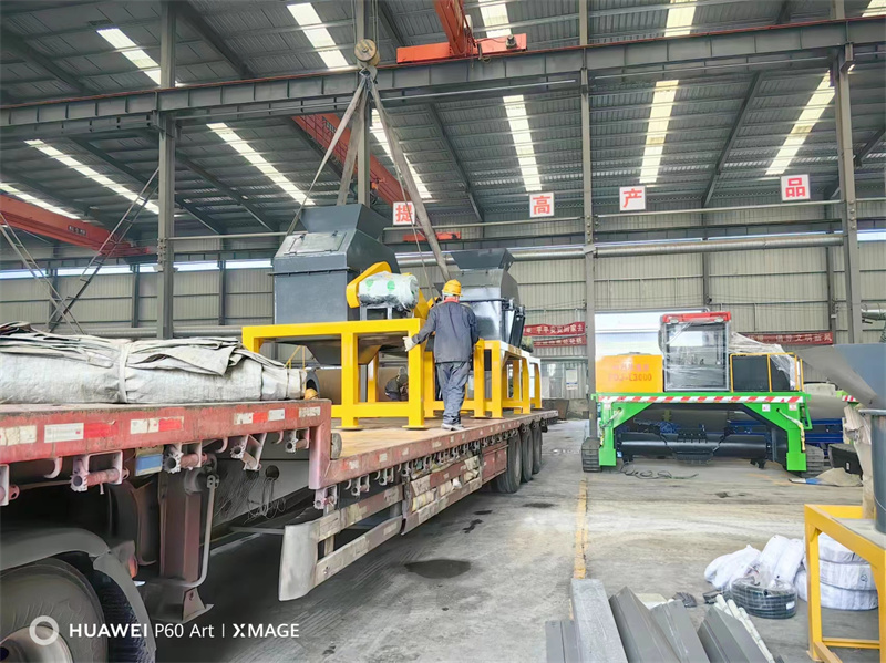 客户定制有机肥粉碎设备双轴链破粉碎机装车发货