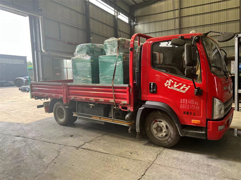 有机肥造粒设备对辊挤压造粒机装车发货发往陕西