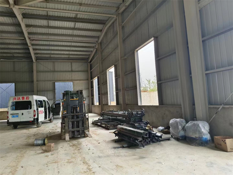 年产5万吨颗粒有机肥生产线设备正在卸货准备投入使用