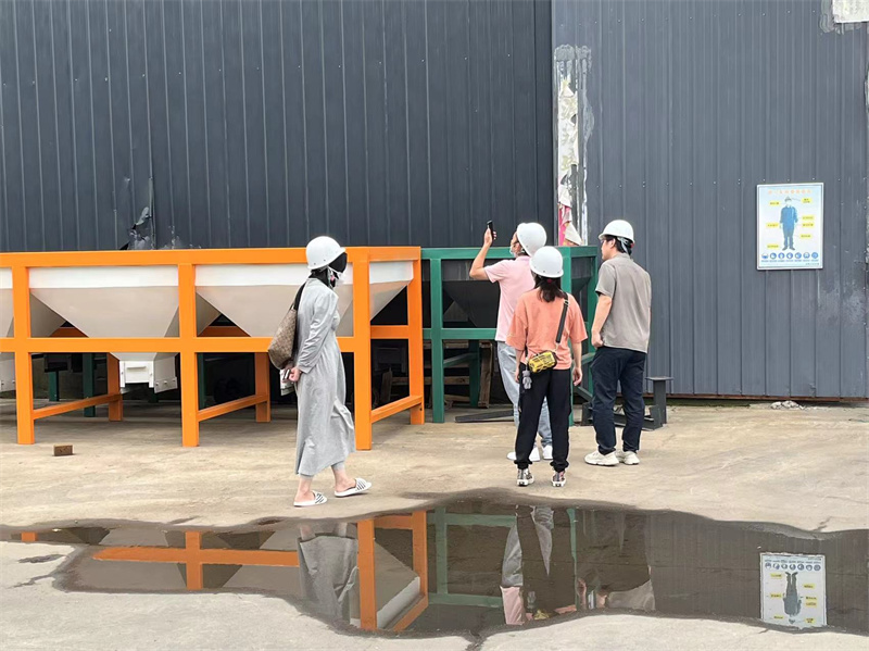 五一期间客户来厂现场考察有机肥设备加工车间