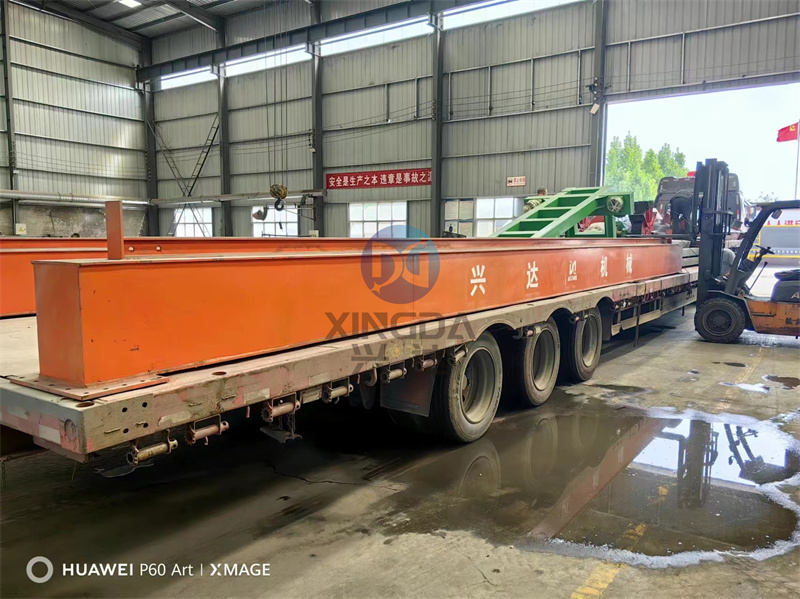 安徽芜湖客户10米宽的发酵翻抛设备装车发货