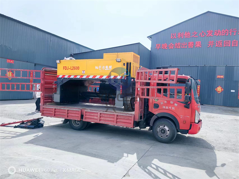 有机肥翻抛设备2600型履带翻抛机装车发货