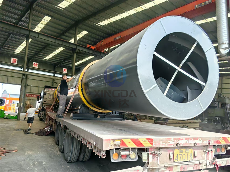 颗粒有机肥生产线设备回转式烘干机装车进行中