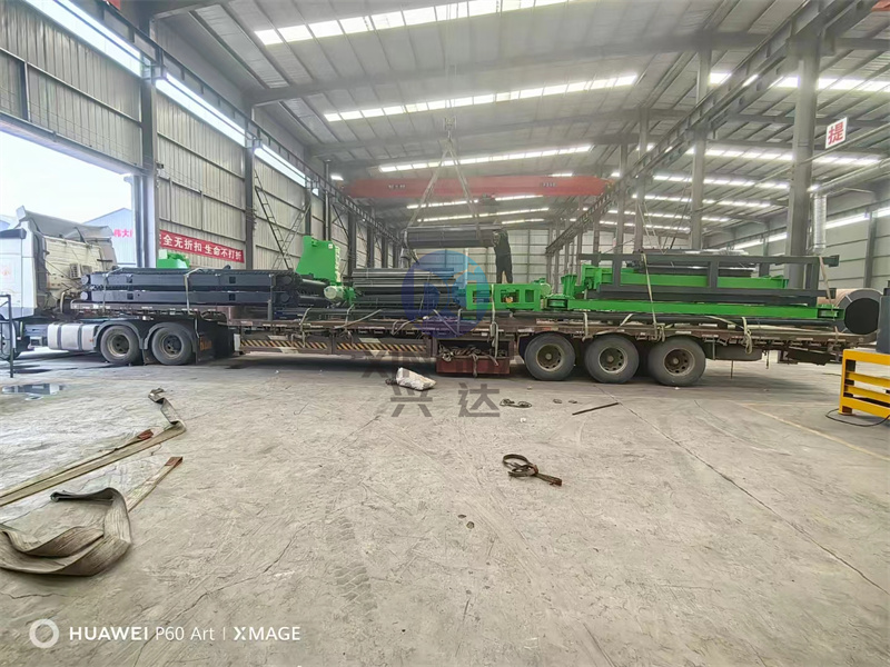 加工制作完成并试机完成后链板翻抛机正在装车