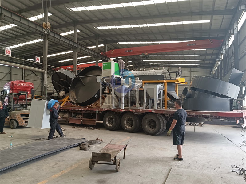 两台齐发有机肥生产线设备圆盘造粒设备与筛分设备