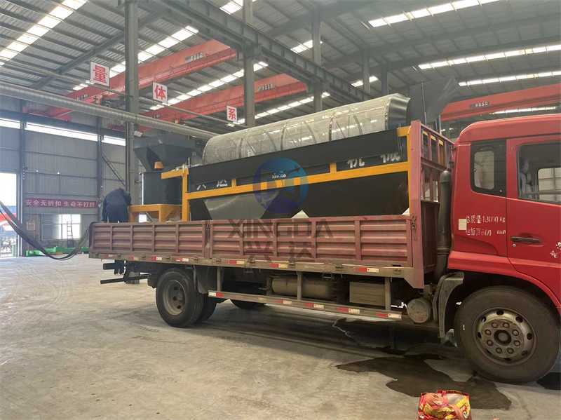 立式粉碎机与滚筒筛分机发货现场