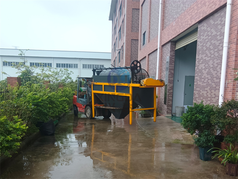 有机肥生产线设备雨中抵达广州后雨停开始卸货