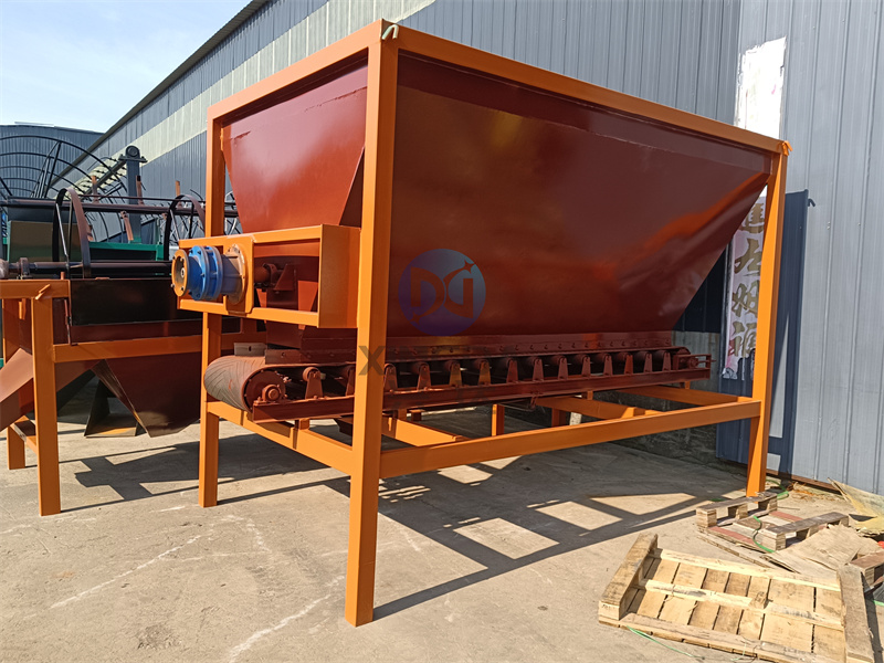 粉剂有机肥设备铲车料仓的设备性能讲解