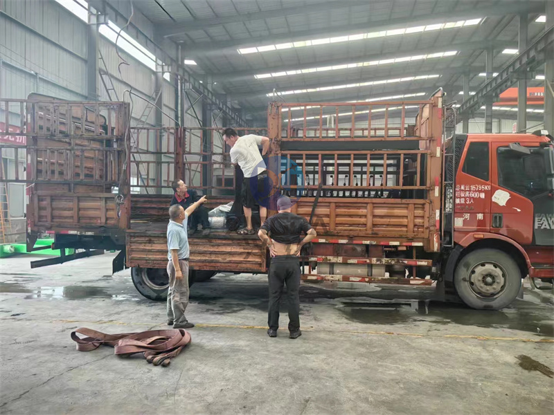 单台槽式翻抛设备加工完成正在装车