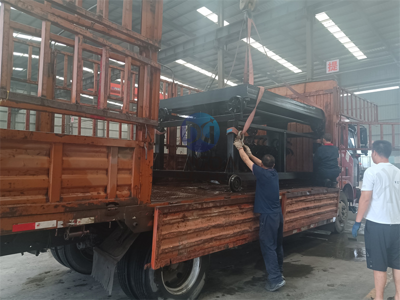 有机肥设备槽式翻抛机发货现场