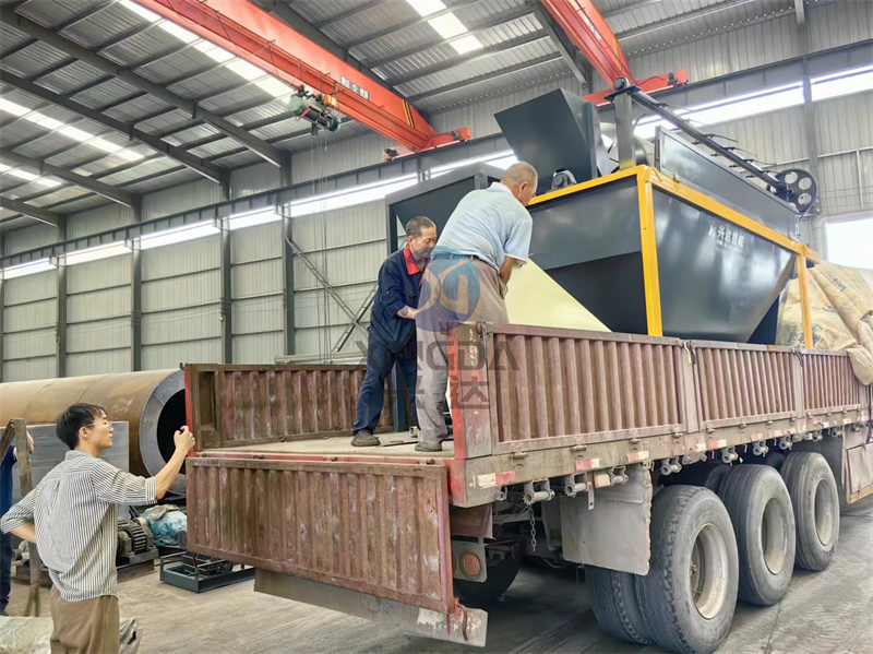 先行发货：制作完成的两台粉状有机肥生产线设备先行装车
